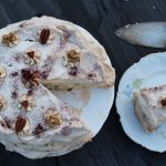 Dacquoise Baiser Torte mit Walnüssen und Datteln