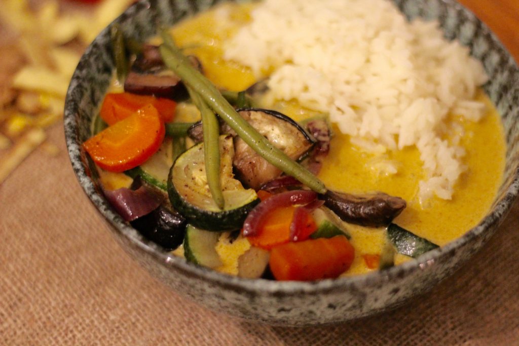 Geröstetes Gemüse mit Kokos-Thai-Curry Soße - Tasty Matter