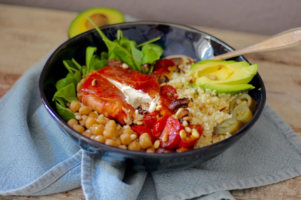 Buddha Bowl, Couscous, Spinat & Ziegenkäse im SerranoSchinkenMantel