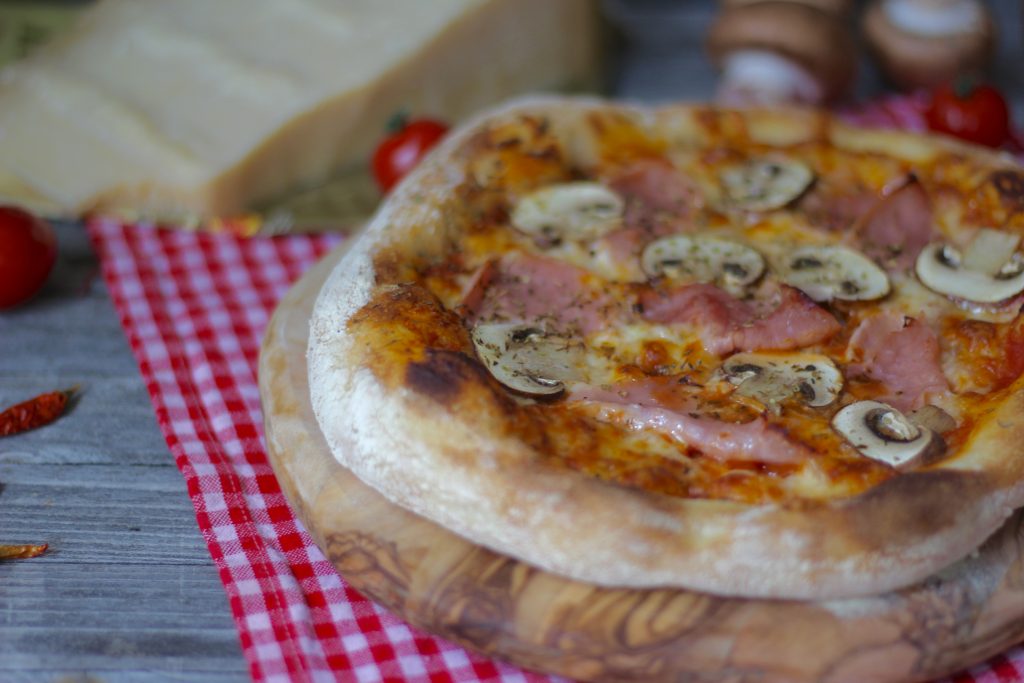 Pizza al prosciutto e funghi Der Neapolitanische Klassiker Tasty Matter