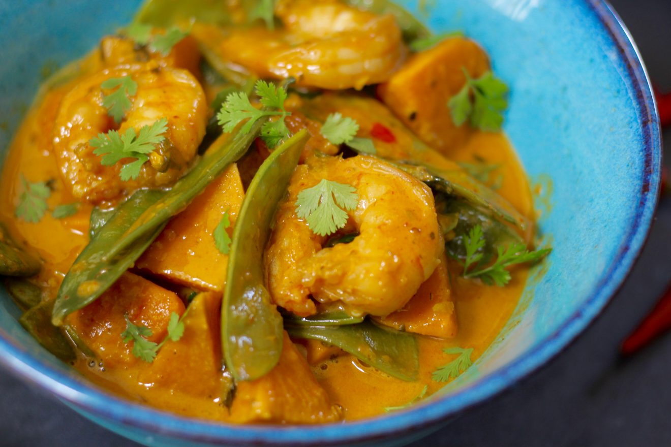 Rotes Thai Curry mit Garnelen, Süßkartoffeln und Zuckerschotten und ...