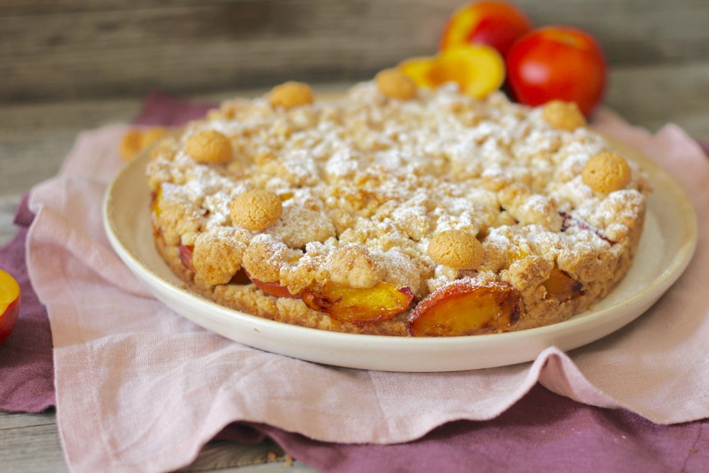 Amarettini-Streusel Kuchen mit saftigen Vanille-Nektarinen - Tasty Matter