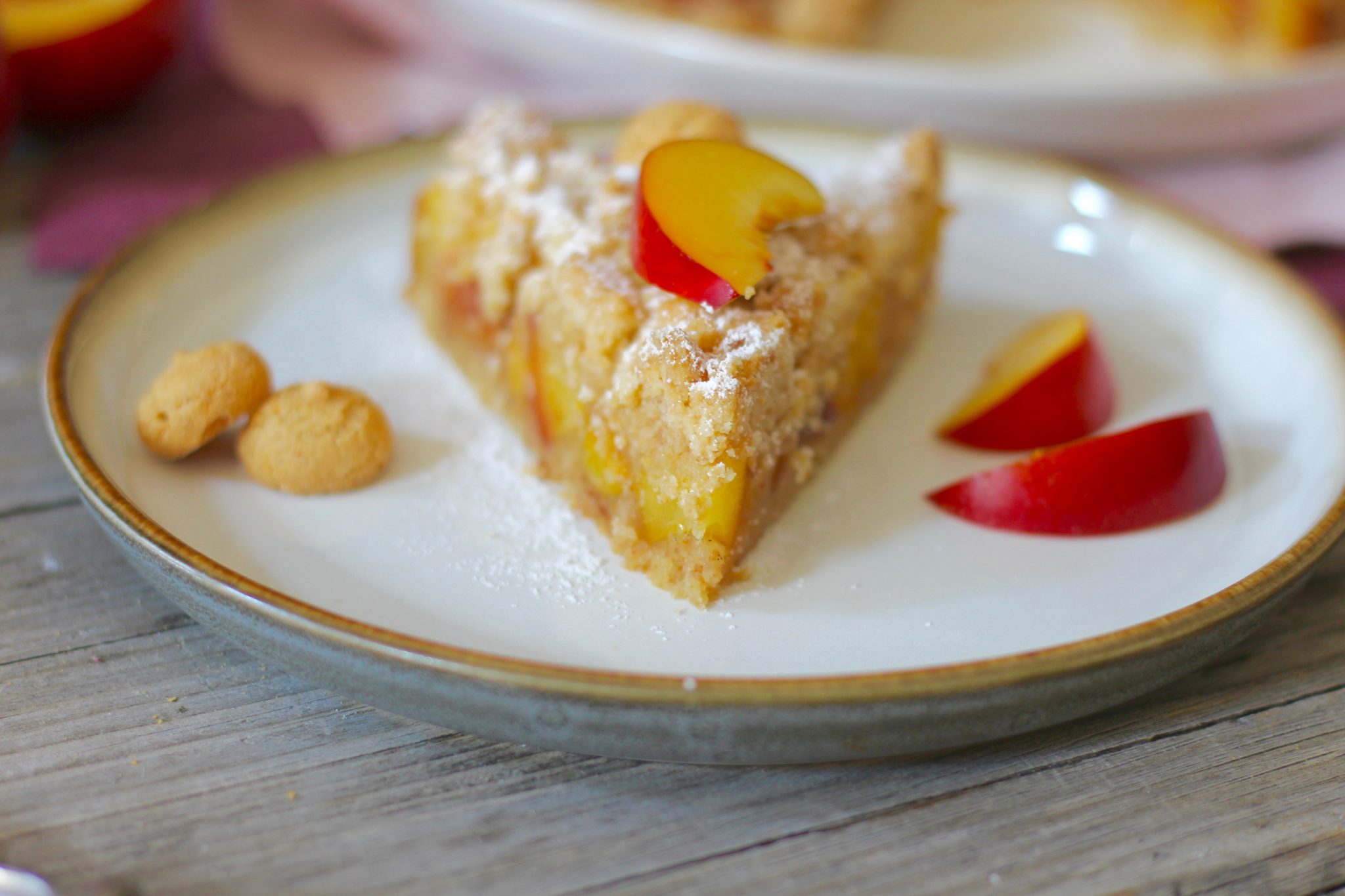 Amarettini-Streusel Kuchen mit saftigen Vanille-Nektarinen - Tasty Matter