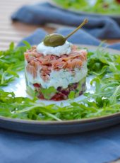 Räucherlachs Tatar gebettet auf Avocado-Tomaten-Salsa mit Meerrettich-Dill-Creme dazu Rucola Salat