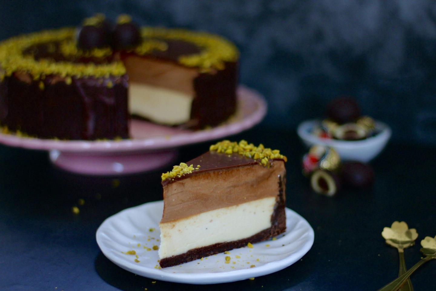 There is a story behind this recipe 🙂 Meine zwei Lieblingsarbeitskollegen schicken mir manchmal Links mit Rezepten für Torten, Kuchen oder Desserts ... Vor ein paar Wochen bekam ich auch wieder so ein Link ... Die Idee hat mir sehr gut gefallen, aber leider das Rezept entsprach nicht dem Bild, oder umgekehrt ... die Mengenangaben war unlogisch 😉 Ich habe mich entschieden die Torte zu backen, aber nach meinem Gefühl ...... #cake #mozart #austria #marzipan #nougat #homebaked 

https://tastymatter.com/mozart-kaesekuchen-torte-marzipan-nougat-mousse-pistazien