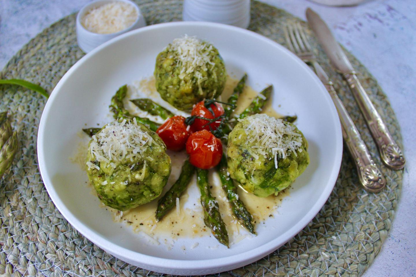 Meine Deutsche Mama hat letzte Woche frischen Bärlauch gepflückt und mir mitgegeben. Eigentlich hatte ich immer nur Bärlauchbutter oder Pesto daraus gemacht. Dieses Mal probierte ich Knödel aus 🙂 Dazu habe ich Nussbutter zubereitet und mit Grünem Spargel und gegrillten Cocktailtomaten serviert. Oh mein Gott!! Das war sooo lecker! Ihr braucht hier nicht man den Spargel und Tomaten 😉 Selbst NUR die Knödel mit der Nussbutter ist ein Genuss ohne Ende!... #bärlauch #knödel #german #homecooked #spring #nussbutter

https://tastymatter.com/baerlauchknoedel-nussbutter-gruener-spargel-cocktailtomaten