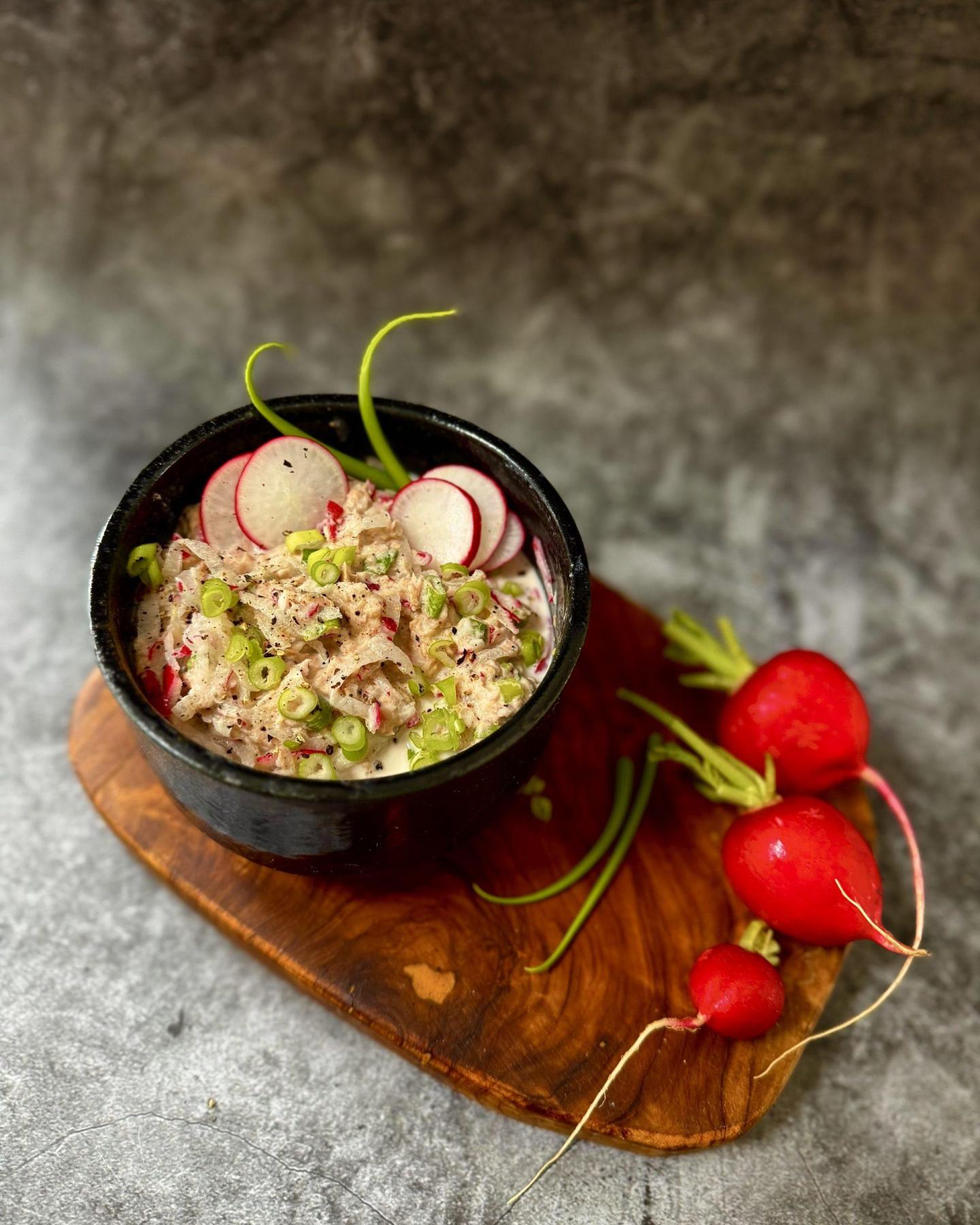 Radieschen Thunfisch Dip

Frohes Neues Jahr meine Lieben 🙂 Zum Anfang des Jahres fangen wir an gesundes zu essen! Erfrischend, einfach und lecker! Ihr werdet sehen, dass man mit so einem einfachen Dip, einigen Scheiben Brot, eine tolle Mahlzeit zaubern kann. Zutaten: 150 g Radieschen 150 g Thunfisch in eigenem Saft 100 g Griechischer Joghurt (10% Fett) Handvoll Frühlingszwiebeln, in feine Ringe geschnitten…... #breakfast #brunch #dip

https://tastymatter.com/radieschen-thunfisch-dip