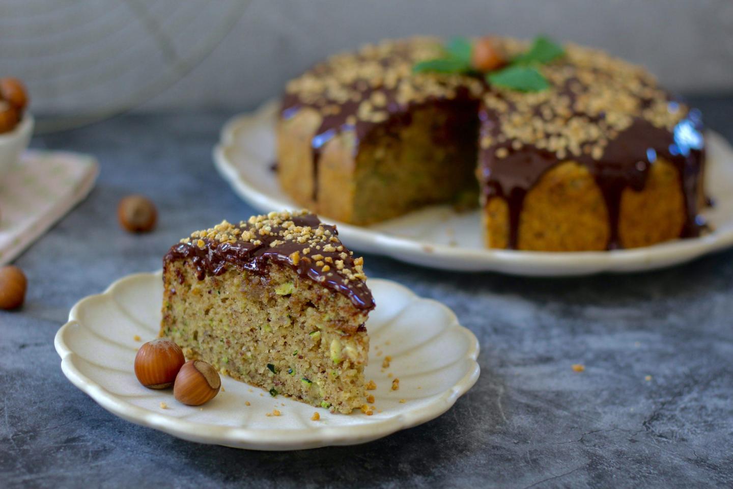 Hallo meine Lieben 🙂 ich hoffe, Euch geht es gut und Ihr freut euch schon auf Sommer? Bei uns in der Pfalz kommt immer mehr die Sonne raus. Es ist so schön! Ich hoffe, dass ich jetzt auch öfter dazu kommen werde, was leckeres zu kochen und natürlich auch köstliche Kuchen zu backen, da es ja viel länger hell ist und ich auch abends Bilder für Euch machen kann!... #zucchini #hazelnuts #chocolate #homebaker #cake 

https://tastymatter.com/italienischer-haselnuss-zucchini-kuchen