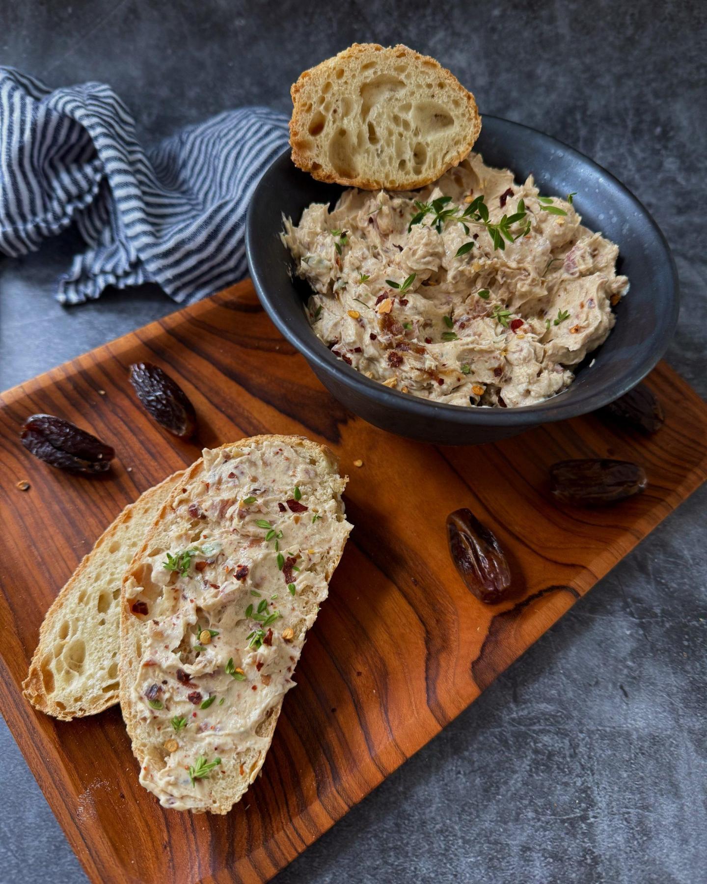 Hallo meine Lieben 🙂 lange ist es her seit dem letzten Post ... Dieses Mal tut mir das gar nicht leid, dass ich Euch vernachlässig habe ... Der Sommer war einfach zu schön! Die Freizeit, die ich hatte, habe ich mit einer ganz besonderen Person und weiteren tollen Menschen verbracht. Das war mir irgendwie wichtiger als abends noch an der Seite zu arbeiten....

https://tastymatter.com/datteln-speck-dip-manuka-honig-chiliflocken-thymian