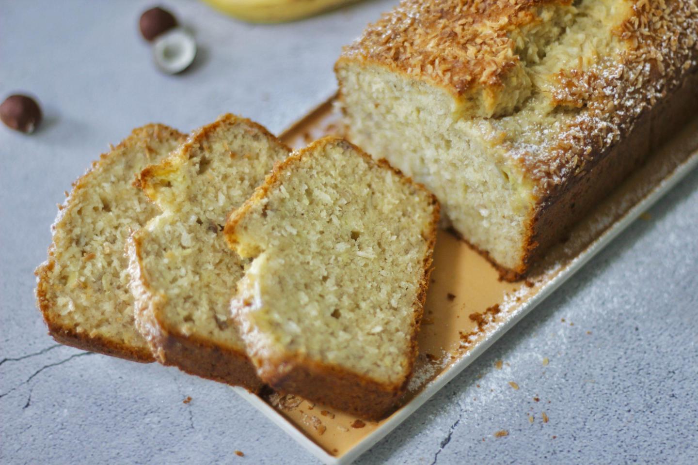 Banana-Coconut Bread

Ein Kuchen, den ich fast jede Woche im Sommer (gestern, wieder!) gebacken habe. Am Anfang habe ich nur Kokosraspeln mitteingemischt. Irgendwann kam noch Schokolade dazu, die mittlerweile seitdem immer dabei ist 😉 Die Zubereitung ist kinderleicht! Man braucht nicht mal eine Küchenmaschine. Der Kuchen ist schön saftig und schmeckt ab dem zweiten Tag besser als frisch gebacken. YUMMY Zutaten: 4 reife Bananen…... #coconut #bananabreadrecipe #american

https://tastymatter.com/banana-coconut-bread