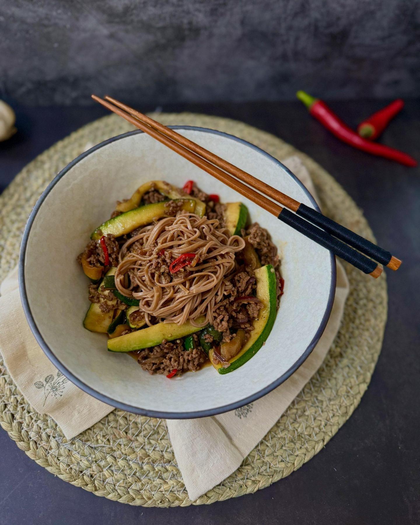 Japanische Soba Noodles, Rindfleisch, Zucchini – fertig in 15 Minuten

OMG was ein leckeres Gericht!!! Alle die asiatische Küche mögen, werden dieses Gericht lieben. Das perfekte daran ist, man braucht ca. 15-20 Minuten bis alles fertig ist. Super aromatisch, gesund und einfach nur köstlich!! Kurz zu Soba Nudeln. Soba sind dünne, braun-graue Nudeln aus Buchweizen, der von Natur aus glutenfrei ist und gehören zur japanischen Küche.Sie sind gesund, reich an Ballaststoffen, pflanzlichem Protein und wichtigen Mineralstoffen wie Magnesium und Eisen.... #asian #fastfood #japanese

https://tastymatter.com/japanische-soba-noodles-rindfleisch-zucchini-fertig-in-15-minuten