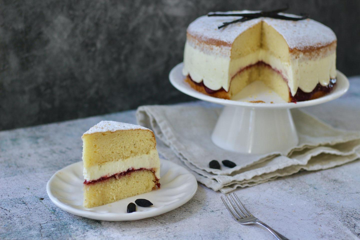 Hallo meine Lieben 🙂 Ich hoffe, euch geht es genauso gut wie mir!! Ich habe in den letzten Wochen immer wieder was leckeres gebacken ... es macht wieder so viel Spaß in der Küche zu stehen! Nach einer Pause, mag ich immer wieder ein Rezept von Christian Hümbs in die Hände zu nehmen. Manchmal die einfachsten Rezepte, neu gedacht, sind die Besten!... #british #victoria #sponge #cake #christianhümbs 

https://tastymatter.com/victoria-sponge-cake-vanille-chantilly-tonka-bohne