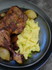 Coq au Vin – feines Hähnchen in Rotwein geschmort, Perlzwiebeln & Kartoffelpüree