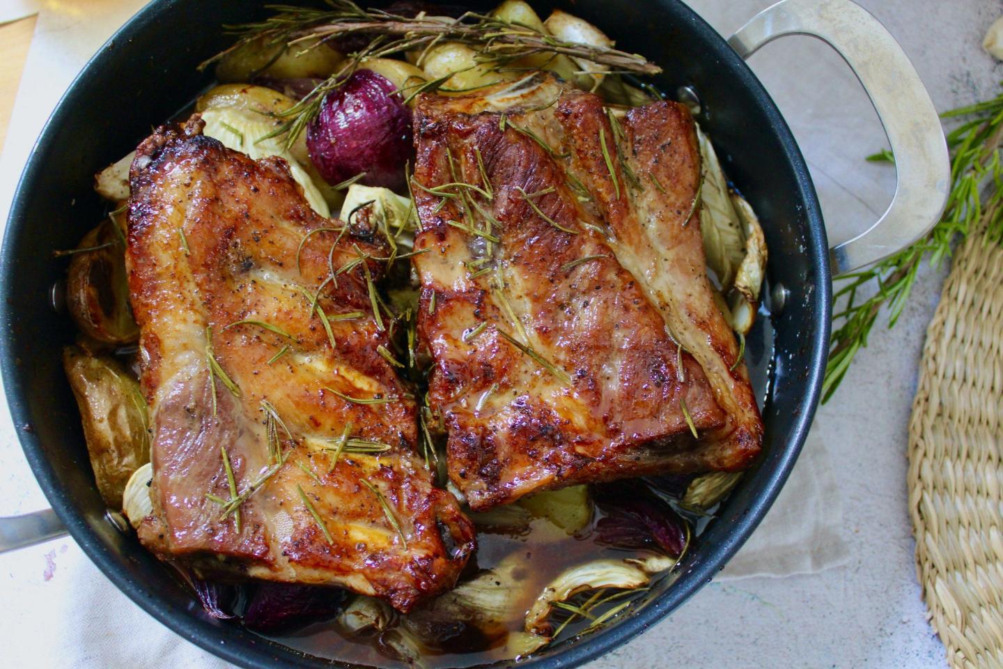 Meine Lieben!! Ich hoffe, euch geht es gut 🙂 Der Frühling ist endlich da!! Freut Ihr euch auch so arg wie ich?? Die schöne Pfalz bietet das ganze Jahr über viele Höhepunkte. Doch kein Ereignis wird so sehnsüchtig erwartet wie die Pfälzer Mandelblüte. Mit einem idyllischen Blütenmeer läutet die Natur ab Ende Februar oder März das Ende der kalten Jahreszeit sowie den Beginn der wärmenden Sonnenstunden des Frühlings ein und hüllt die Regionen entlang der Deutschen Weinstraße in ein wohlduftendes Kleid aus zartem Rosa und reinem Weiß.... #ribs #ovenbaked  #american #soulfood 

https://tastymatter.com/lemon-honey-glazed-ribs-fennel-potatoes-red-onions