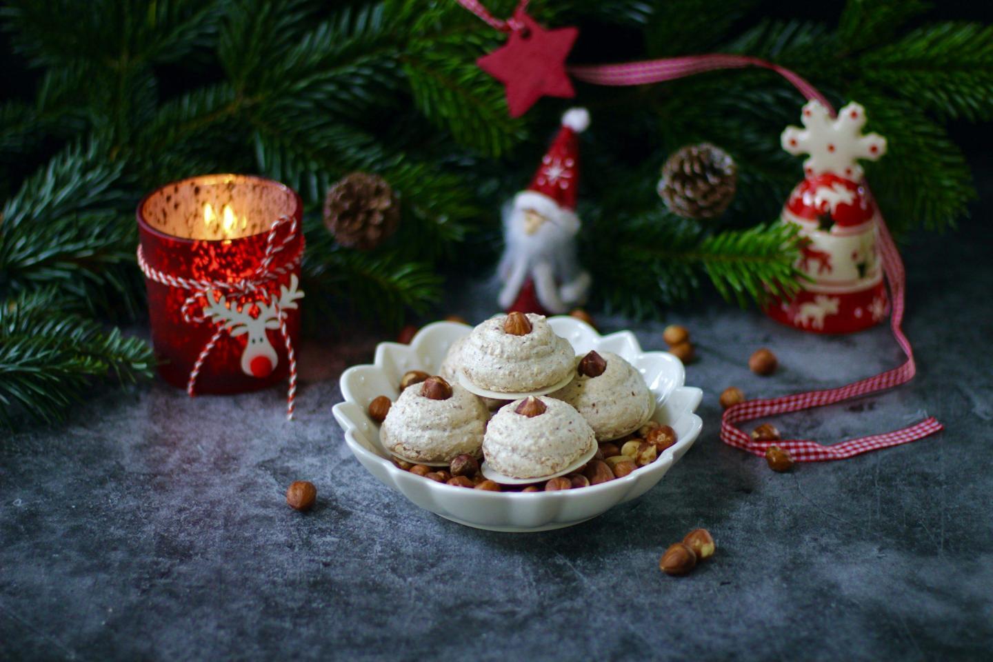 Letztes Jahr gab es ein Rezept für polnische Haselnussmakronen ... Dieses Jahr musste die deutsche Variante von einer Omi, die mir schon vor Jahren das Rezept verraten hat. Super einfach und son lecker 🙂 Mit nur wenigen Zutaten zu einer Delikatesse. Ihr werdet überrascht sein, wie einfach die Makronen vorzubereiten sind 🙂 Zutaten für ca. 40 Stück: 3 Eiweiß, ca. 120 g…... #makronen #haselnussmakronen #cookies #christmas 

https://tastymatter.com/omas-haselnussmakronen