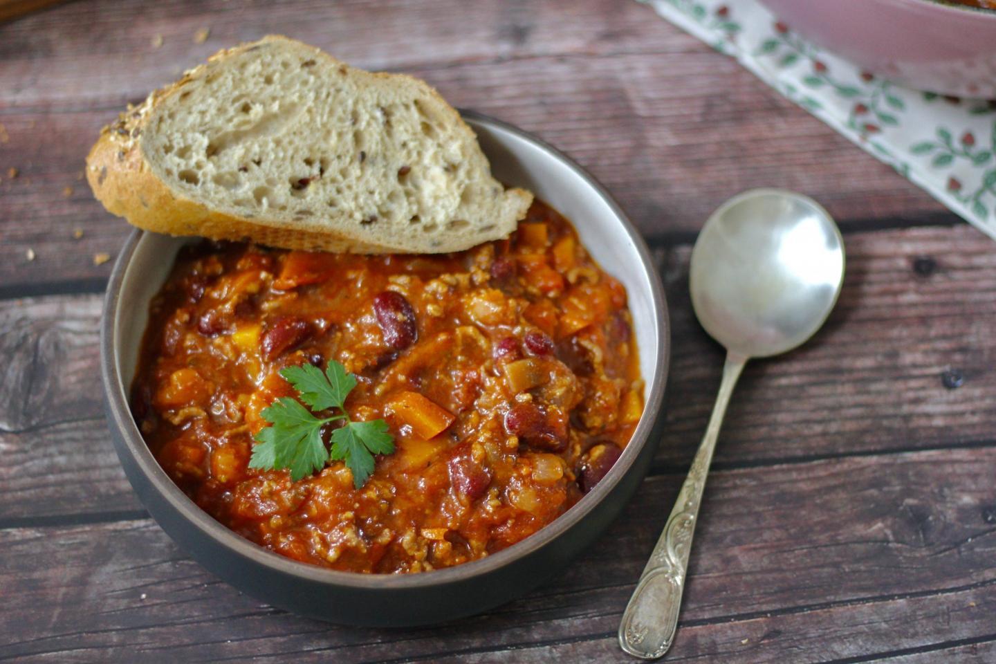 Hallo meine Lieben, ich hoffe ihr hattet eine wunderschöne Weihnachtszeit 🙂 Ich bin immer noch in Polen bei meiner Familie und genieße die Zeit hier ... Was ich euch heute zeigen möchte ist ein Eintopf Gericht, was sehr gut zum Silvester passen würde, bzw. eher sogar nach dem man nach der Feier nach hause kommt um sich etwas aufzuwärmen 🙂... #chiliconcarne #winter #silvester #eintopf #stew

https://tastymatter.com/kuerbis-chili-con-carne