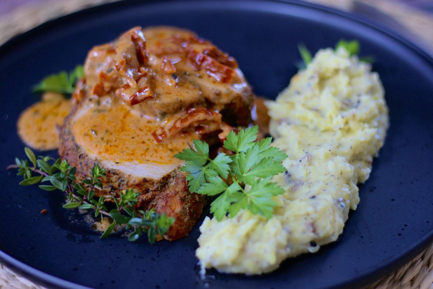 Meine Lieben!!! Es tut mir wahnsinnig leid, dass ich mich so lange nicht gemeldet habe. Mir ging es leider nicht so gut ... Nun habe mich glücklicherweise erholt und versuche jetzt die letzten Monate nachholen. Ich möchte mich an der Stelle für Eure Nachrichten bedanken 🙂 Das Gericht gab es am vergangenen Samstag als Late Lunch für meine lieben Freundin Maya. ... #pork #lunch #soulfood #truffle #sundriedtomatoes #yummy 

https://tastymatter.com/in-pinot-noir-blanc-de-noir-geschmorter-braten-cremige-thymian-getrocknete-tomaten-sosse-trueffel-kartoffelpueree