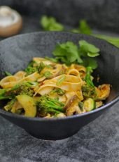 Reisnudeln mit Erdnuss-Ponzu Soße, Bimi Brokkoli, Pilze & Zucchini – Vegan, schnell und köstlich