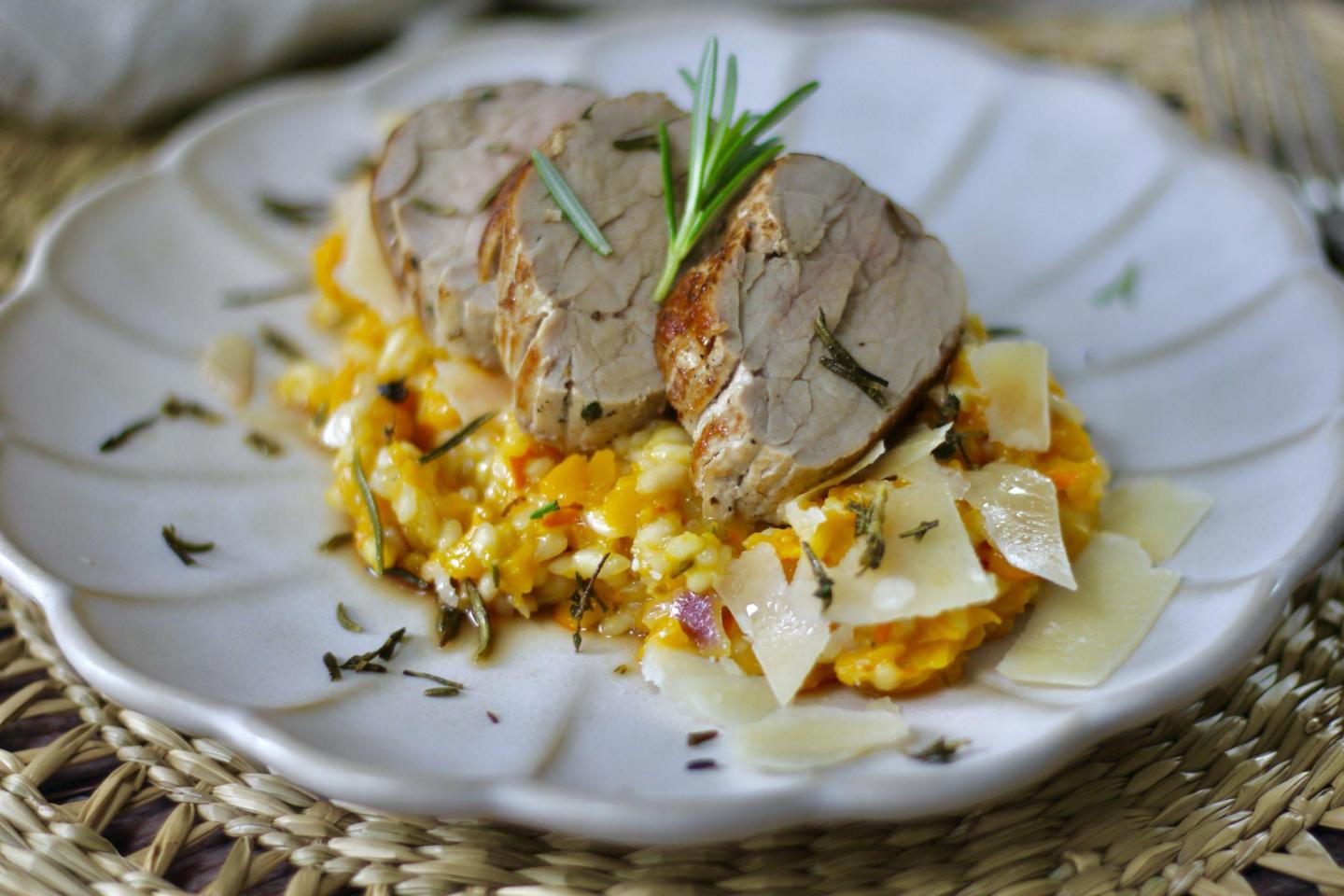 Hallo meine Lieben! Nun bin ich vom Urlaub zurück und natürlich musste ich gleich in die Küche 🙂 Nach 3 Wochen Florida braucht man dann wieder was normales, bzw. Selbstgekochtes!! Ich habe mich sooo gefreut, wieder was Kochen zu dürfen, vor allem für eine ganz besondere Person noch dazu 🙂 Leider hatte ich nicht wirklich Zeit zum Einkaufen, da ich gleich nach dem ich gelandet bin, gearbeitet habe, ABER Bitte!... #risotto #pork #pumpkin #homemade 

https://tastymatter.com/kuerbis-rote-zwiebeln-risotto-saftiges-schweinefilet