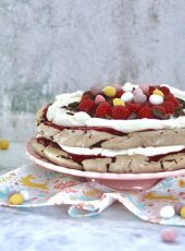 Schoko-Baiser Torte mit Vanille Creme & Himbeeren