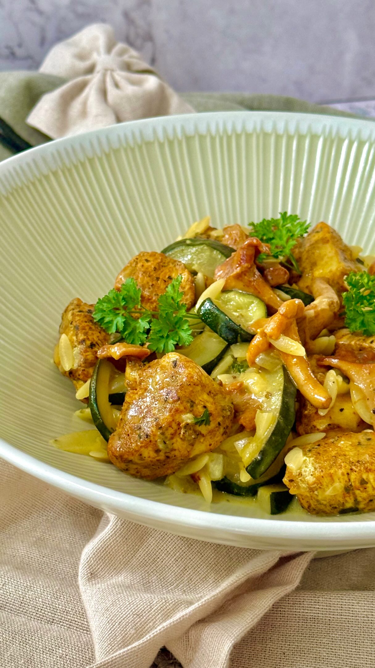 Creamy orzo, Pfifferlinge & Zucchini – late summer comfort food at its best ☀️🍄🥒 #autumn #orzo