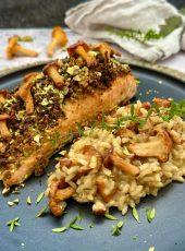 Champagner-Pfifferlingrisotto mit Lachs in knuspriger Pistazienkruste